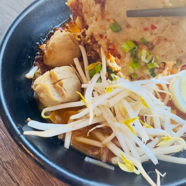 Moo Tom Yum Noodle.